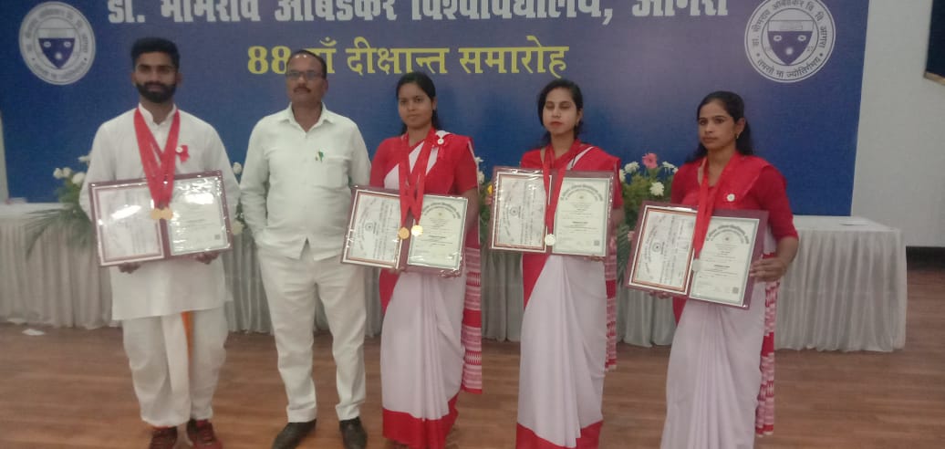 मैनपुरी : 88 वें दीक्षांत समारोह में मेजर अंगद सिंह महाविधालय रुस्तमपुर बरौली  के 4 छात्र छात्रों को 4 स्वर्ण पदक तथा 2 रजत पदक से नवाजा गया।
