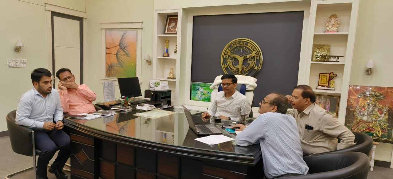 पीलीभीत:जिलाधिकारी की अध्यक्षता में नव स्वीकृत नदी सेतु के संरेखण में आ रही भूमि अध्याप्ति के सम्बन्ध में बैठक सम्पन्न।