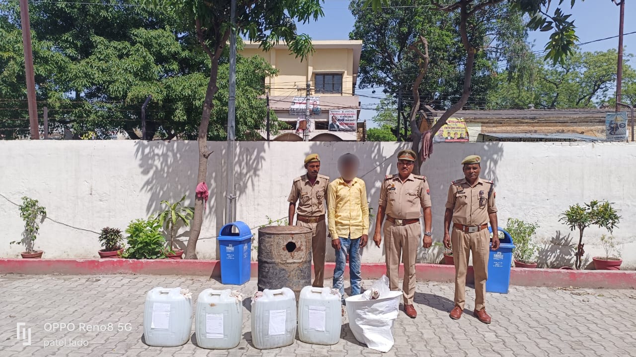 पीलीभीत:थाना पूरनपुर पुलिस व आबकारी विभाग की संयुक्त टीम द्वारा 01 अभियुक्त को 200 लीटर शराब व शराब बनाने के उपकरणों सहित किया गिरफ्तार।