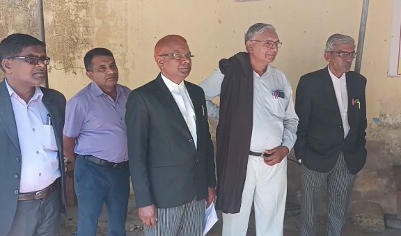 अपर आयुक्त चित्रकूट धाम मंडल बांदा के पेशकार द्वारा 11 लाख रुपए की घूस मांगे जाने का मामला सामने आया है।
