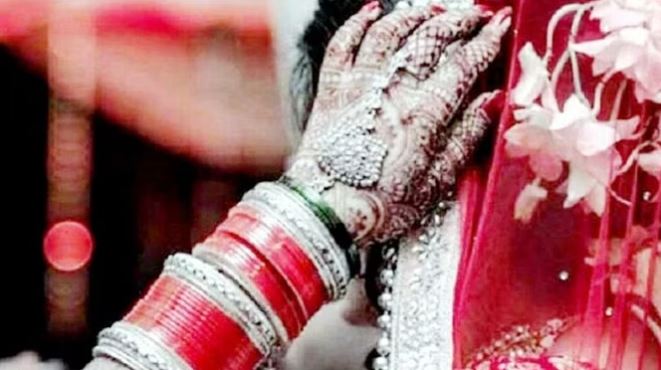 मैनपुरी में सुहागरात के अगले दिन दुल्हन विधवा हो गई। घर में बधाई गीत गाए जा रहे थे।