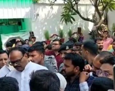 नाराज प्रदर्शनकारियों ने लगाए मंत्री जी "रहम करो" के नारे, बृजेश पाठक ने सुनी समस्या
