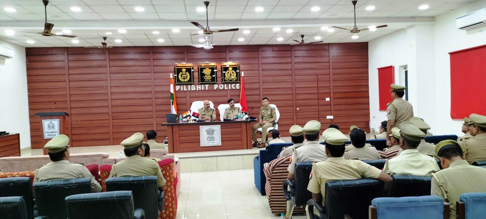 पीलीभीत : पी0सी0मीना अपर पुलिस महानिदेशक, बरेली जोन बरेली एवं पुलिस महानिरीक्षक बरेली परिक्षेत्र बरेली द्वारा रिजर्व पुलिस लाइन, जनपद पीलीभीत स्थित सभागार में में जनपद के समस्त राजपत्रित अधिकारीगण एवं थाना प्रभारियों के साथ नगर निकाय चुनाव 2023 को सकुशल सम्पन्न कराये जाने हेतु कृत कार्यवाही की समीक्षा कर आवश्यक दिशा निर्देश दिये गये ।