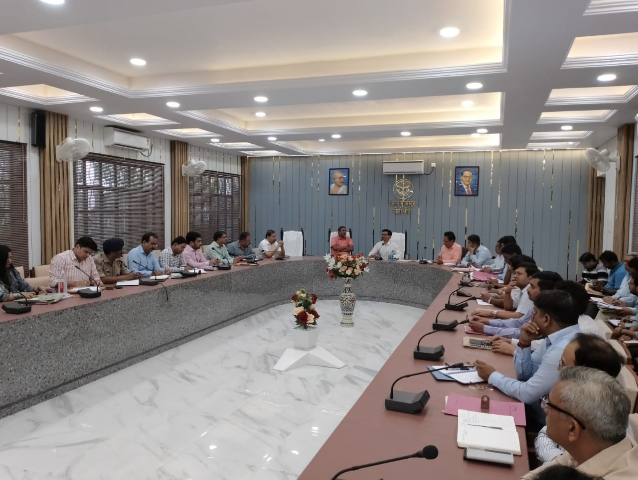 पीलीभीत : सकुशल एवं निष्पक्ष सम्पन्न कराये जाने हेतु प्रभारी अधिकारियों के साथ बैठक हुई आयोजित।