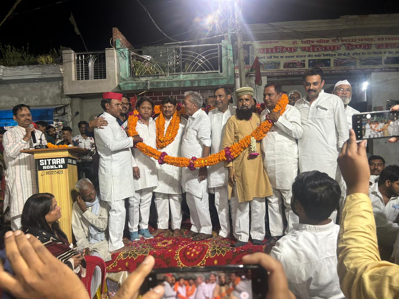 बरेली - पूर्व विधानसभा बसपा प्रत्याशी ने की सपा में वापसी सपा चैयरमेन प्रत्याशी सय्यद आबिद अली ने किया जोरदार स्वागत।