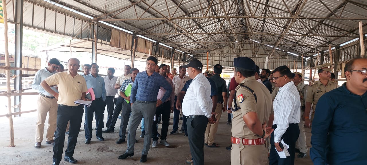 प्रयागराज- जिलाधिकारी/ जिला निर्वाचन अधिकारी ने मतगणना स्थल का किया निरीक्षण