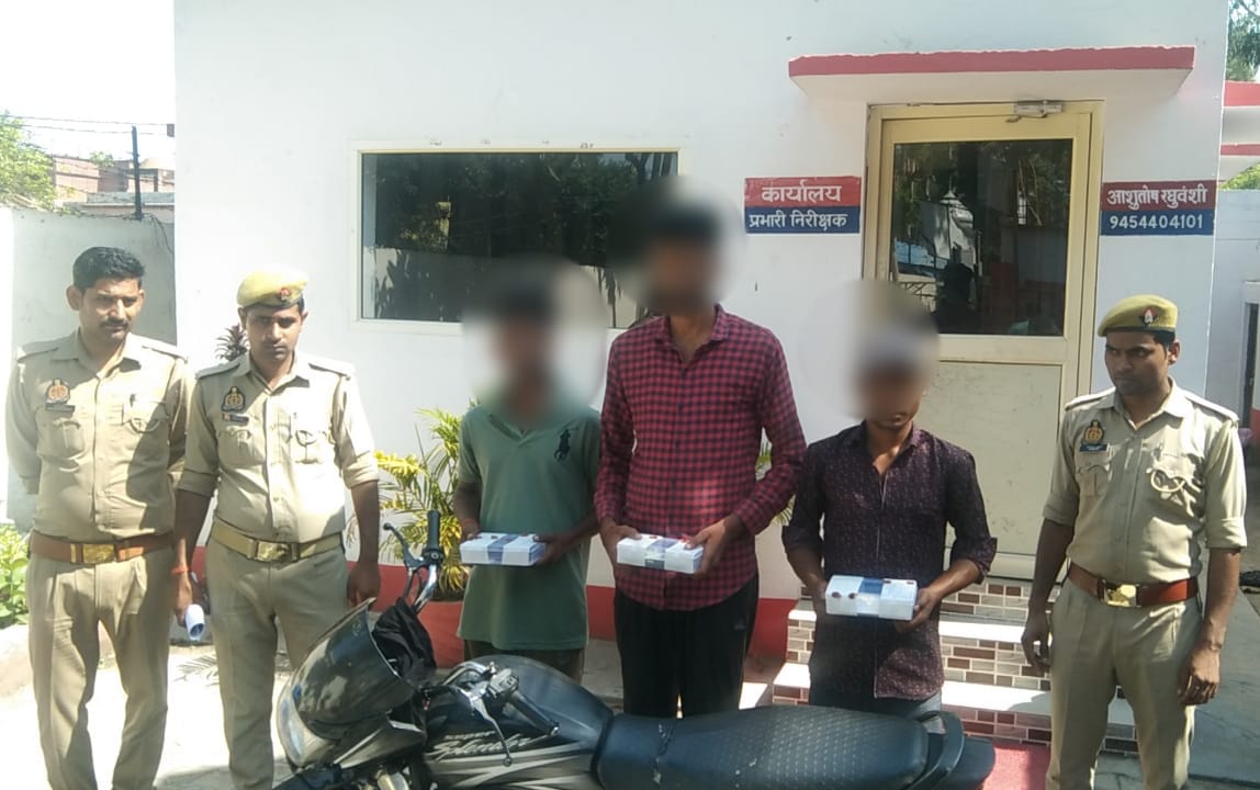 पीलीभीत: थाना पूरनपुर पुलिस द्वारा लूट की घटना कारित करने वाले 03 अभियुक्तों को उनके द्वारा अलग अलग स्थानों से लूटे गये भिन्न-भिन्न कम्पनियों के मोबाइल तथा लूट की घटना को अंजाम देने में प्रयोग की जाने वाली मोटरसाइकिल के साथ किया गिरफ्तार।