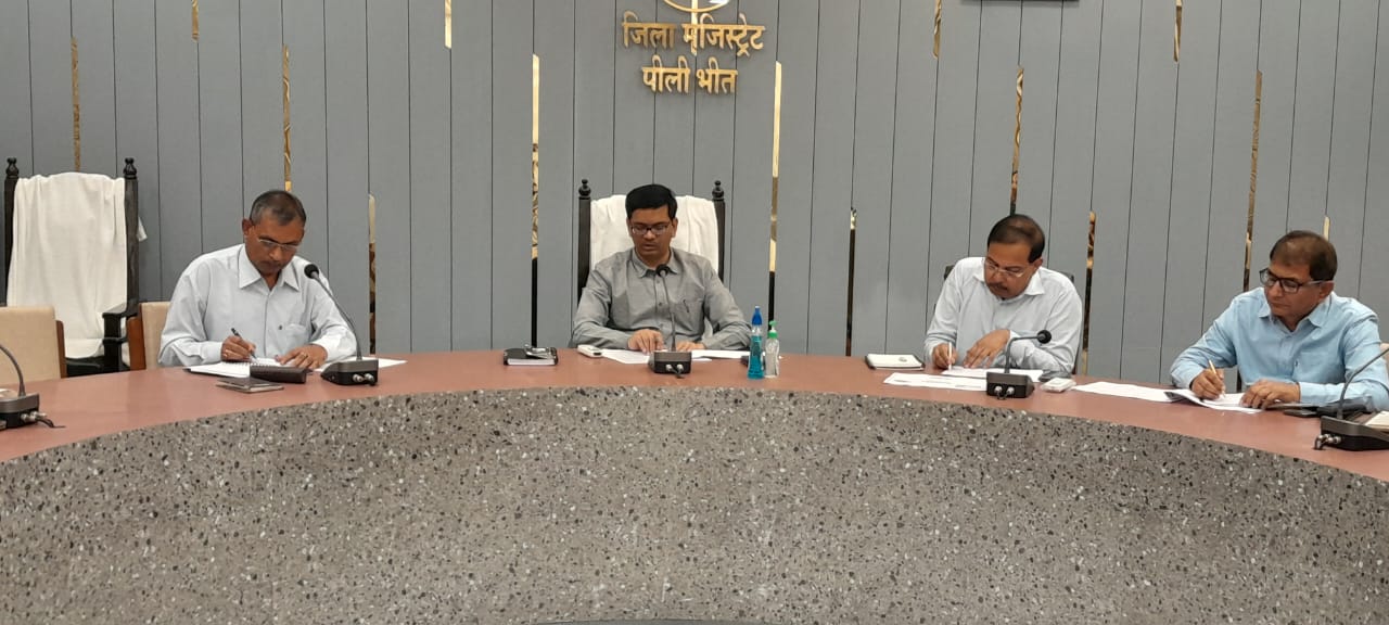 पीलीभीत :जिलाधिकारी की अध्यक्षता में मनरेगा, आवास योजना, गौवंश आश्रय स्थल, स्वयं सहायता समूहों के गठन के सम्बन्ध व सांसद एवं विधायक निधि के कार्यों के सम्बन्ध में समीक्षा बैठक हुई सम्पन्न।