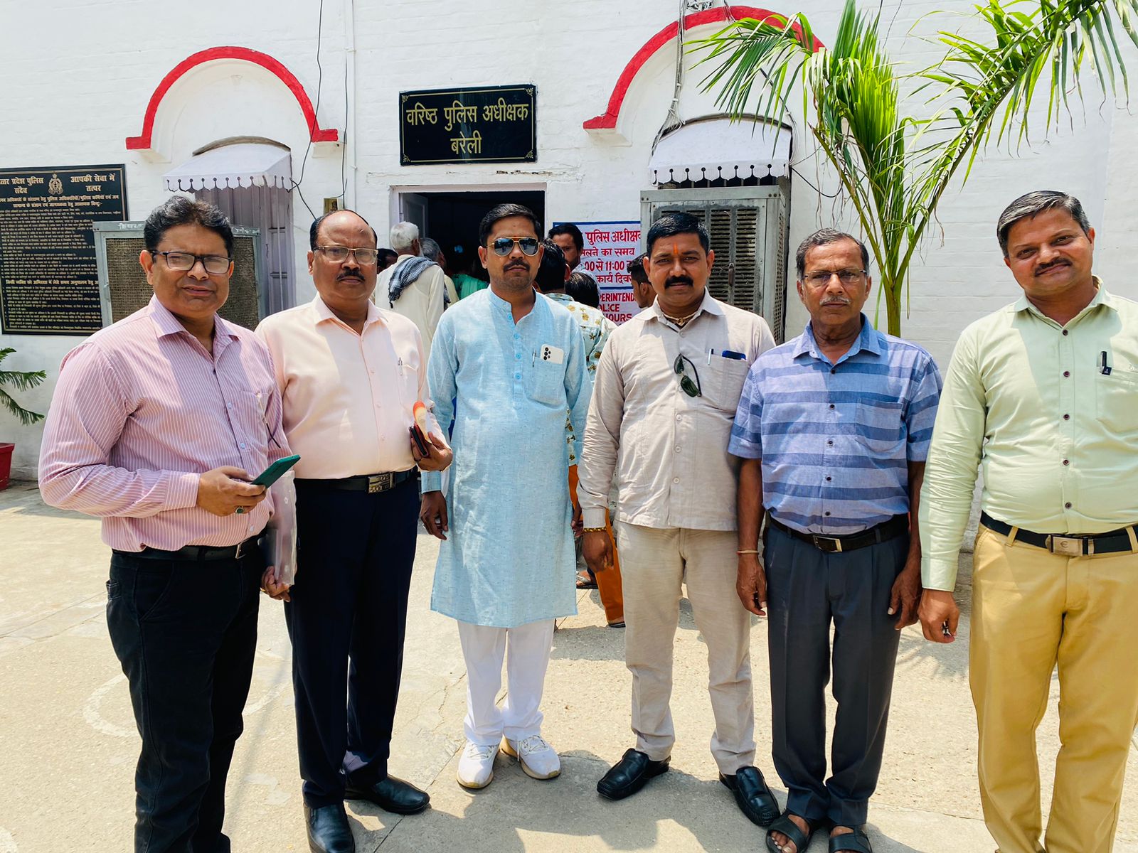 बरेली - उत्तर प्रदेश उद्योग व्यापार मंडल आंवला ने सौंपा ज्ञापन आंवला बरेली चलने वाली प्राइवेट बसों के बंद हो जाने से हो रही आम जनता को परेशानी।