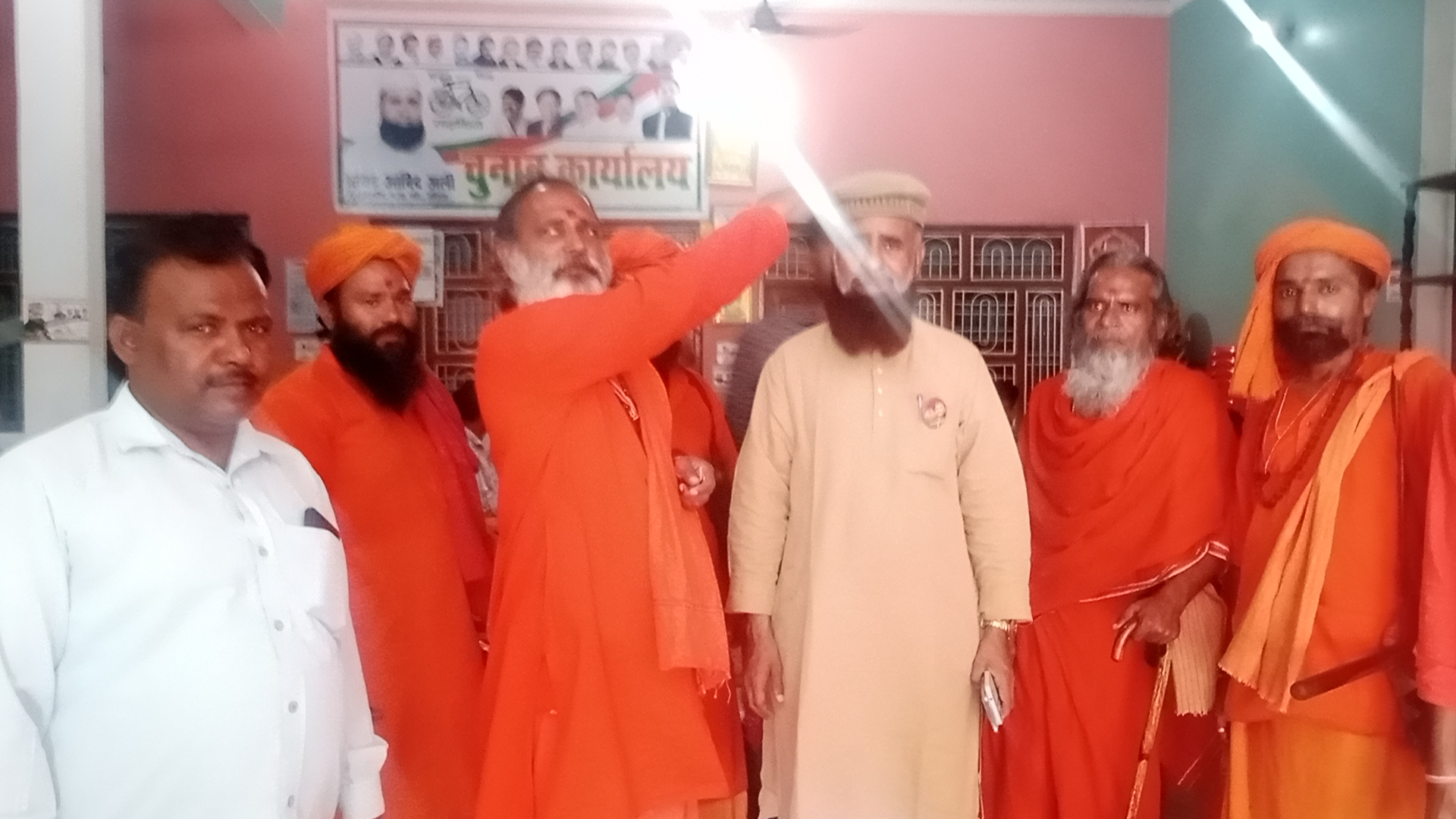 बरेली - आंवला नगर पालिका से सपा प्रत्याशी सैयद आबिद अली को कार्यालय पहुंचकर महात्माओं ने दिया जीत का  आशीर्वाद।