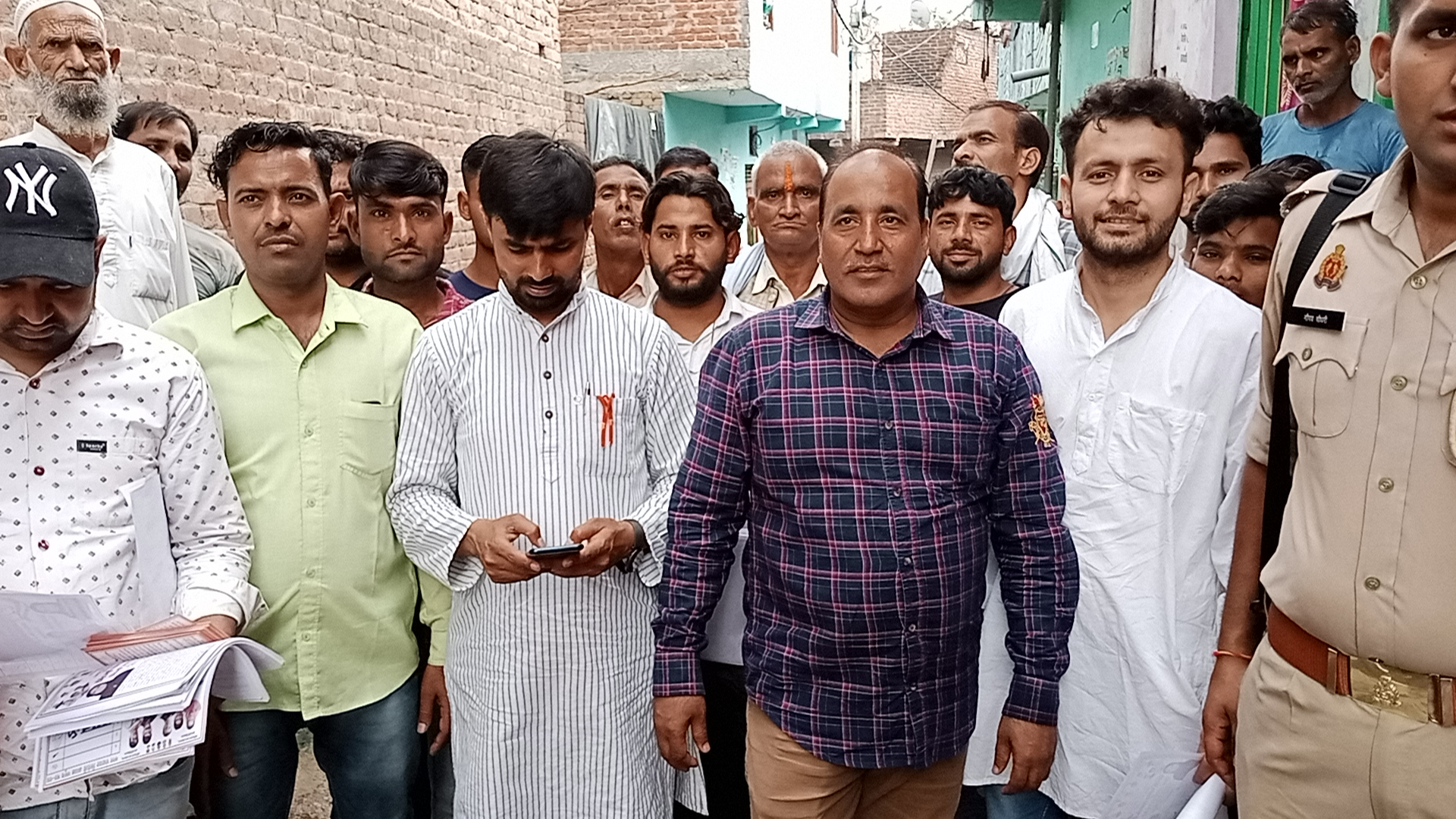 बरेली - सिरौली नगर पंचायत से कांग्रेस प्रत्याशी मिर्जा अशफाक सकलैनी की पत्नी को मिल रहा अपार समर्थन।