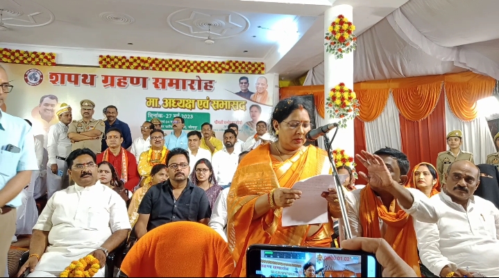 जौनपुर:नगरपालिका अध्यक्ष पद की विजई प्रत्याशी मनोरमा मौर्या का सपथ ग्रहण समारोह हुआ संपन्न