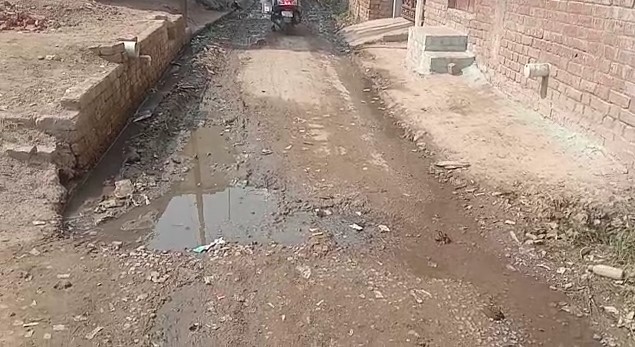 बांदा : मवई ग्राम वासी गंदगी में रहने के लिए हो रहे मजबूर: आए दिन होते है बच्चे बीमार