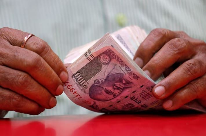 मैनपुरी में सिपाहियों पर रुपये छीनने और धमकाने का आरोप