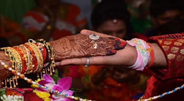 मैनपुरी :  पति के साथ रहूंगी न उसे दूसरी शादी करने दूंगी। थाने पहुंची पत्नी ने पुलिस से शादी रुकवाने के लिए दी अर्जी