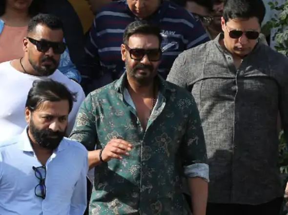 लखनऊ में कल्याण ज्वैलर्स के शोरूम के उद्घाटन में पहुंचे अजय देवगन तो फैंस की उमड़ी भीड़