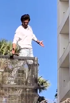 SRK का 300 लोगों ने एक साथ आइकॉनिक पोज, शाहरुख तपती धूप में बाहर निकले