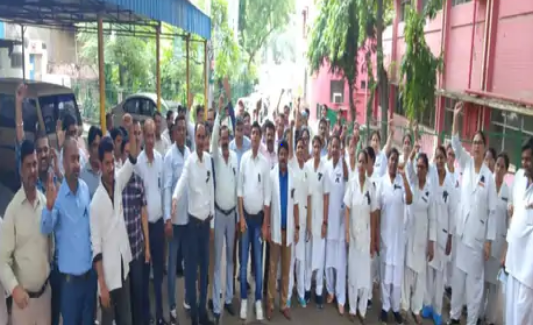 स्वास्थ्य कर्मचारियों ने यूपी में क्यों किया कार्य का बहिष्कार