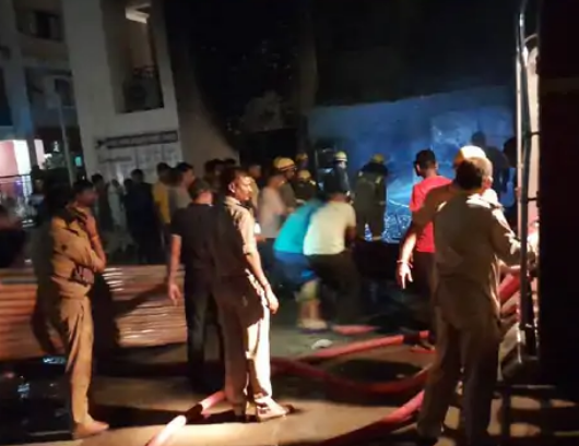 शार्ट सर्किट से एसएसबी बिल्डिंग में लगी आग,सिलेंडर ब्लास्ट होने से बिल्डिंग में लगे शीशे टूटे