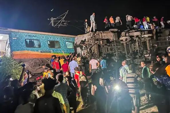 ओडिशा में तीन ट्रेन टकराईं, 288 मौतें, 900 घायल:रेल मंत्री बोले- इलेक्ट्रॉनिक इंटरलॉकिंग में बदलाव की वजह से हादसा हुआ
