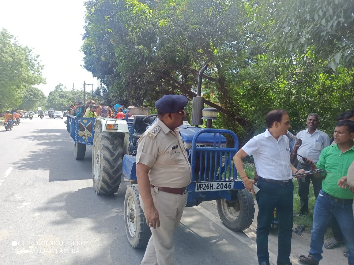 पीलीभीत:परिवहन विभाग द्वारा ओवरलोडिंग एवं अनाधिकृत बसों के संचालन के विरुद्ध अभियान चलाकर वाहनों के विरूद्ध की गई सीज एवं चालान की कार्यवाही।