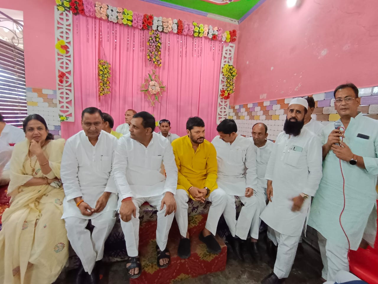 बरेली - आंवला नगर के एक मैरिज हाल में सपा के पदाधिकारियों ने बैठक कर कार्यकर्ताओं को दिए दिशा निर्देश।
