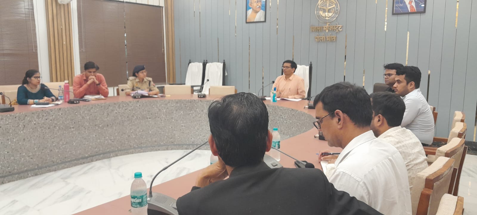 पीलीभीत:जिलाधिकारी की अध्यक्षता में अभियोजन एवं कानून एवं शन्ति व्यवस्था की बैठक सम्पन्न।