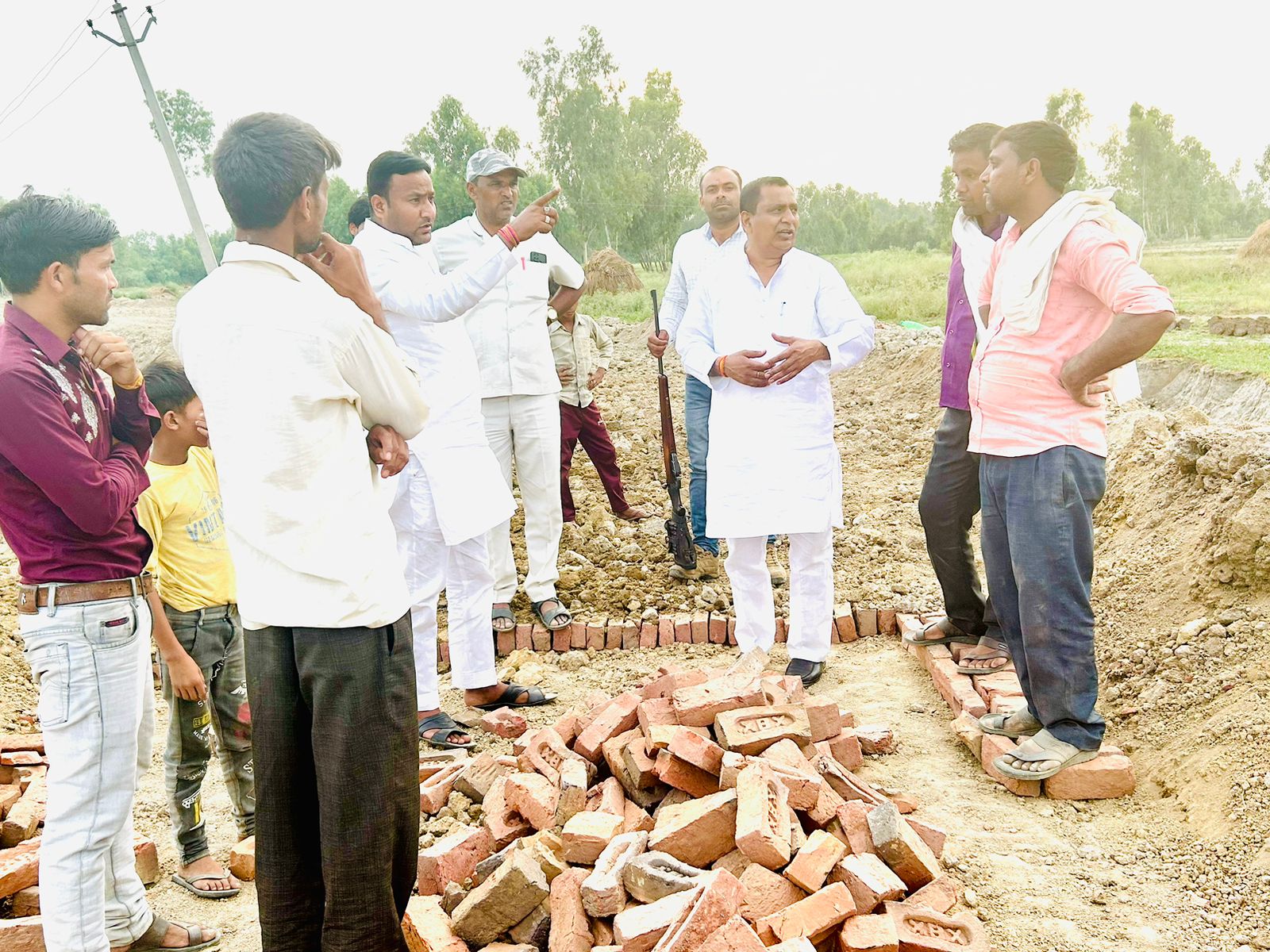बरेली - वार्ड 33 के जिला पंचायत सदस्य अरविंद यादव घटिया सामग्री देख ठेकेदार पर जताई नाराजगी।