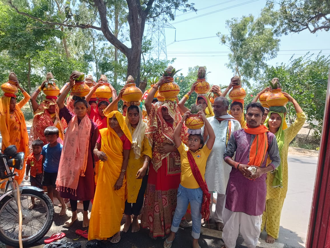 बरेली - मंदिर में मूर्ति की प्राण प्रतिष्ठा कराने के बाद कराया गया भंडारा।