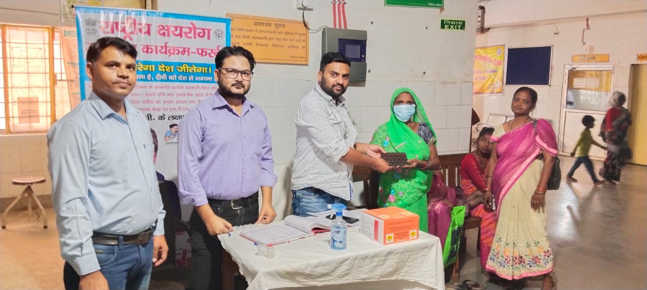 बरेली - फरीदपुर थाना क्षेत्र में हर्ष फायरिंग करते टोका तो मारी लाइसेंसी बंदूक से गोली करणी सेना के जिला अध्यक्ष पहुंचे घायल का हाल जानने अस्पताल।