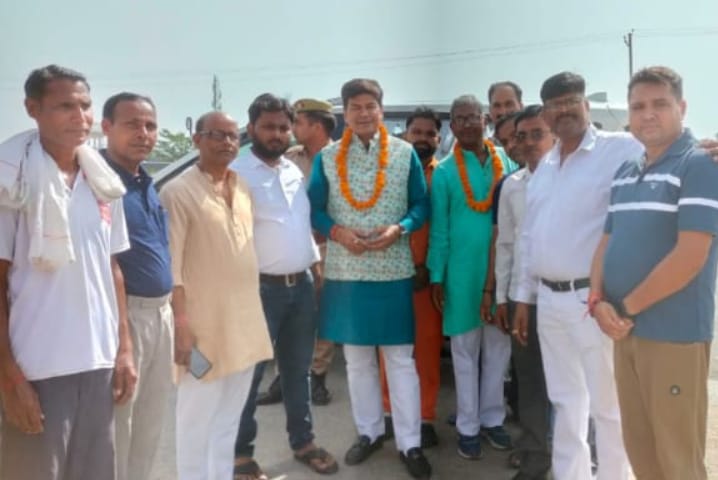बरेली - फतेहगंज पश्चिमी में भाजपा नेताओं ने बरेली मेयर उमेश गौतम का किया जोरदार स्वागत।
