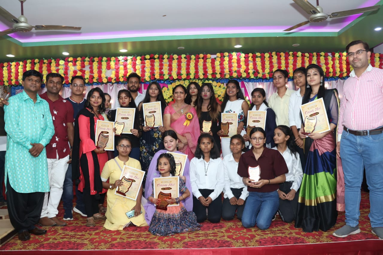 फर्रुखाबादवा:ईजेकेवीएस क्लब फर्रुखाबाद द्वारा सेलिब्रिटी मीट अप कार्यक्रम हुआ आयोजित