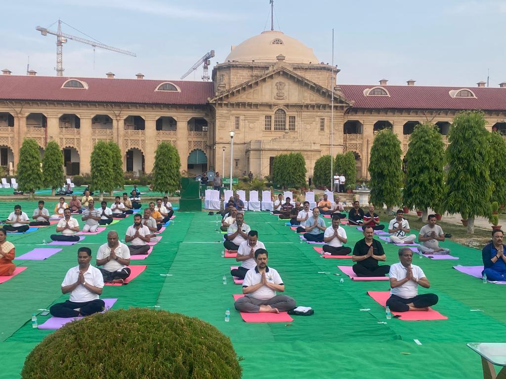 प्रयागराज-मा0 उच्च न्यायालय प्रांगण मे आयोजित किया गया योगाभ्यास कार्यक्रम