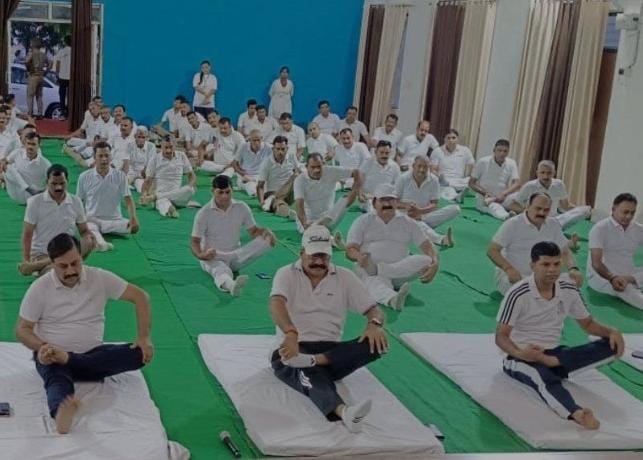 बरेली - अंतर्राष्ट्रीय योग दिवस  जनप्रतिनिधियों, अफसरों और छात्रों समेत बरेलियंस ने किया योग।