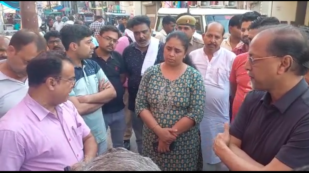 फर्रुखाबाद:बीते कई महीनों से वीरबल की खिचड़ी बनी रेलवे रोड़ सड़क व नाली निर्माण