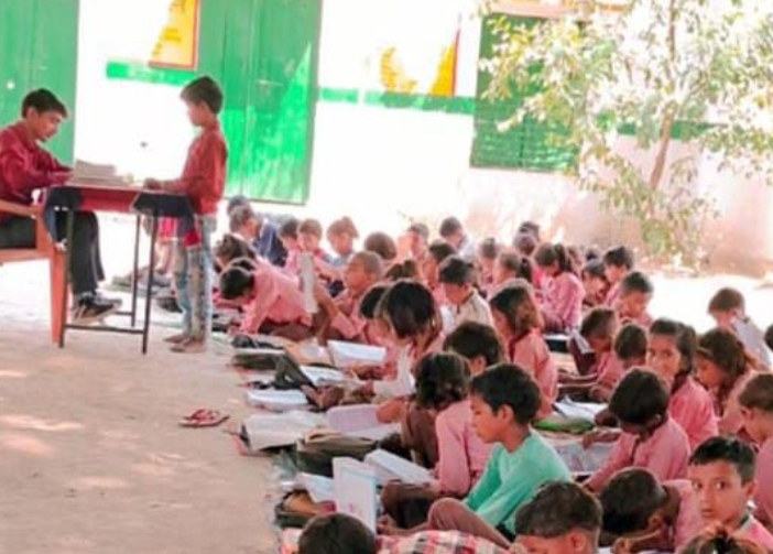 बरेली - यूपीएससी की तैयारी कर रहे आलमपुर जाफराबाद ब्लॉक की ग्राम पंचायत बेहटा चौहान के पुष्पेंद्र यादव विद्यालय बंद होने के बाद भी बच्चों को दे रहे निशुल्क शिक्षा।