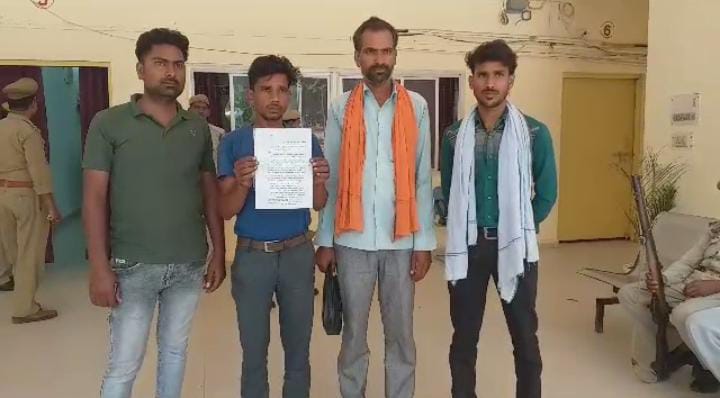 बांदा: जिलाधिकारी कार्यालय पहुंचे पीड़ित परिवार ने जिलाधिकारी दुर्गा शक्ति नागपाल को लिखित शिकायत पत्र देकर लगाई न्याय की गुहार