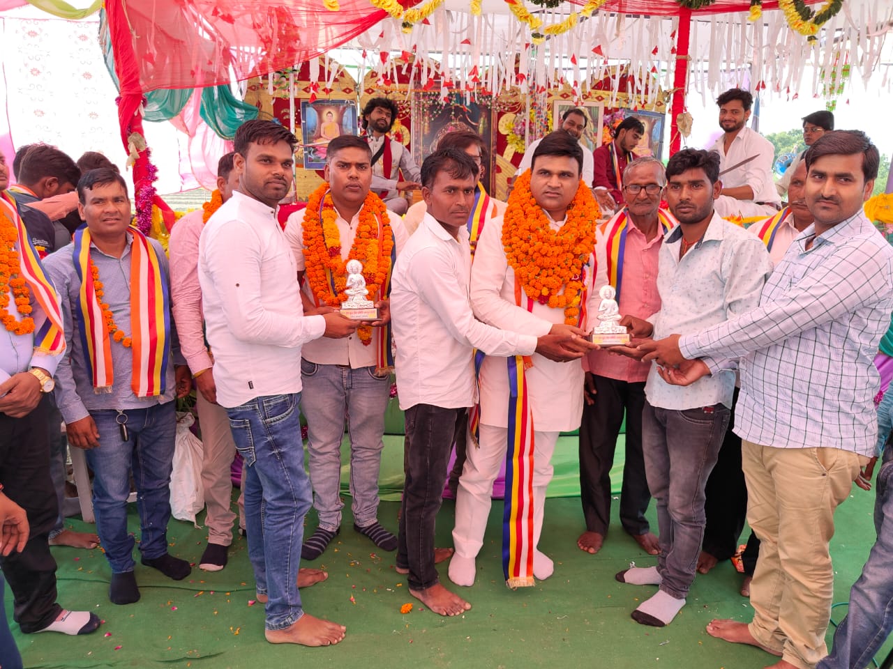 औरैया :अंगुलिमाल जैसे दानव को इंसान बनाने का सामर्थ्य सिर्फ बुद्ध में था, मौजा बरौना कलाँ के मजरा रूपपुरा में चल रही बुद्ध कथा में कथा वाचक मनोज ब्लास्टर बोले