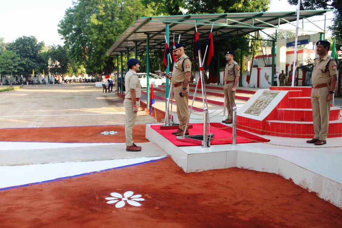 पीलीभीत :अपर पुलिस महानिदेशक बरेली जोन बरेली ने सभी पुलिसकर्मियों को करायी गई शुक्रवार की परेड।