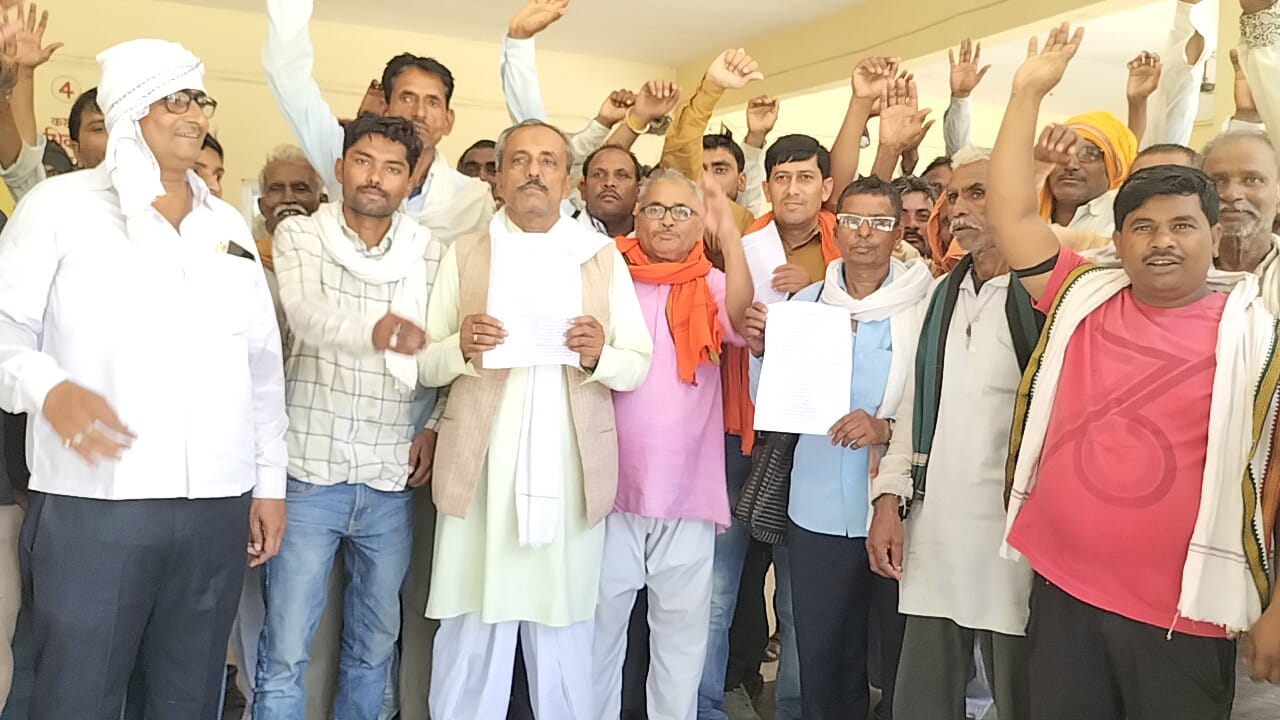 बांदा: जीव कोपार्जन का एक मातृ साधन भूमि, अधिग्रहण किए जाने के विरोध मे मवई बुजुर्ग के ग्रामीणों ने जिलाधिकारी दुर्गा शक्ति नागपाल को लिखित ज्ञापन सौंपा है
