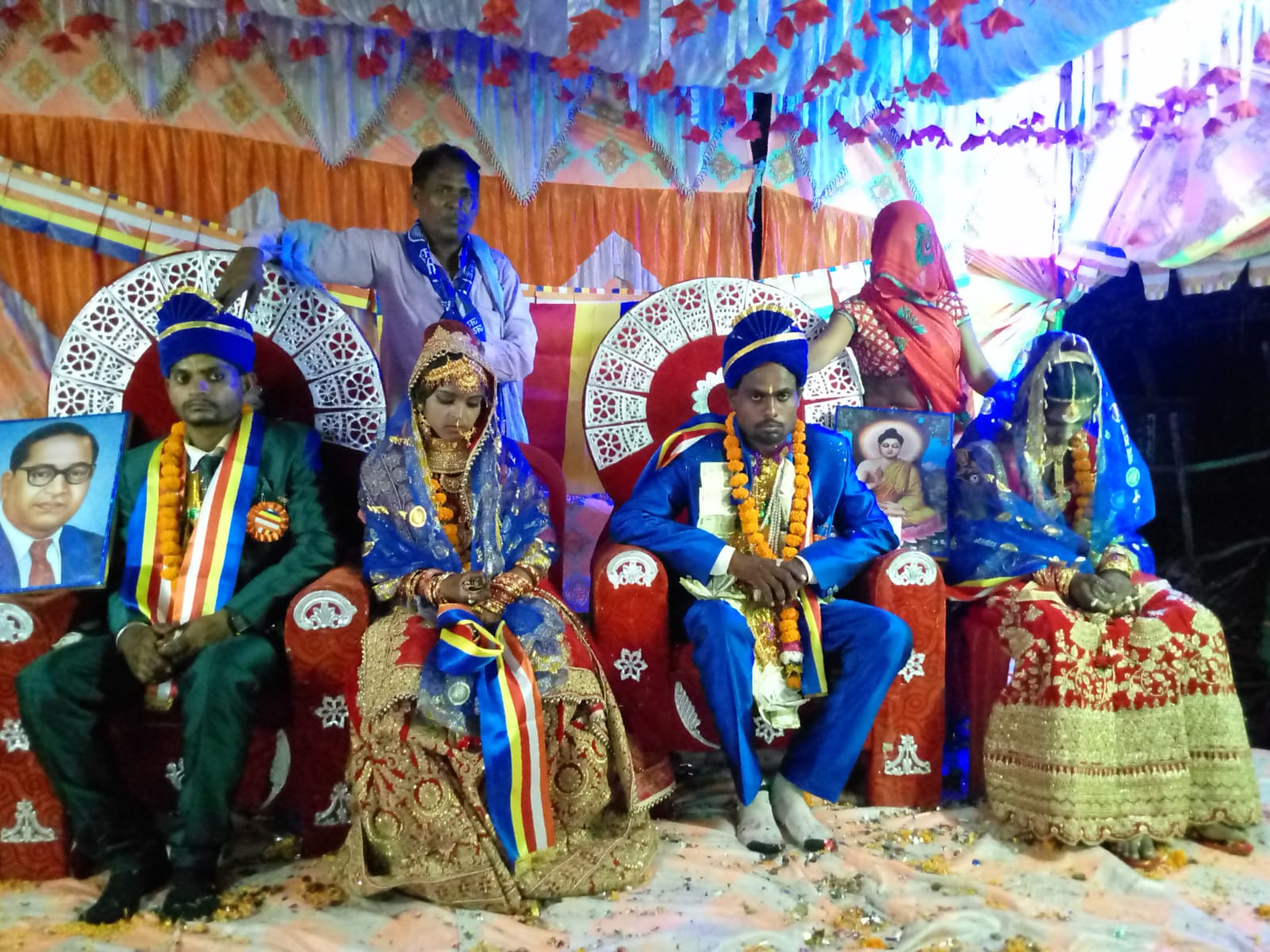 बांदा - बौद्ध धर्म रीति रिवाज के साथ विलबई गांव में दो लड़कियों की एक साथ शादी समारोह कार्यक्रम हुआ संपन्न
