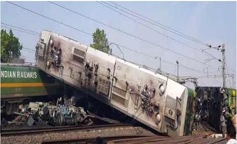 पश्चिम बंगाल में हुआ भीषण हादसा : मालगाड़ी में पीछे से जा टकराई दूसरी मालगाड़ी, कई डिब्बे पलटे