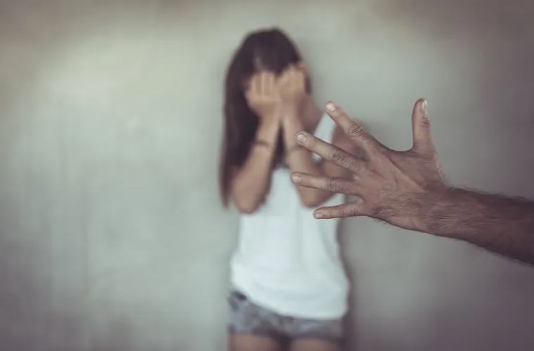 मैनपुरी : नहाते हुए युवती का वीडियो बनाया, धमकी देकर रुपये भी ऐंठे