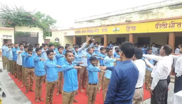 पीलीभीत:रोजगारपरक कोर्स से जोड़ने में योगदान देने की दिलाई शपथ