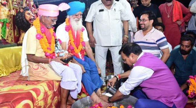 पीलीभीत में गन्ना विकास राज्यमंत्री ने कांवड़ियों पर बरसाए फूल