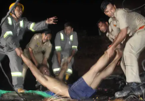 कैंट एरिया में घर के विवाद में युवक ने लगा दी आग, 2 घायल