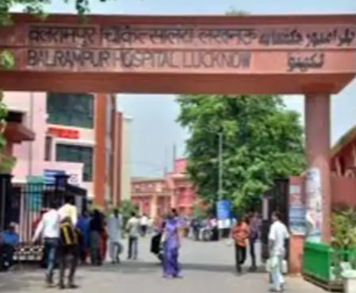बलरामपुर अस्पताल में शव को गोद में उठाकर बाहर लाए परिजन, कोई व्यवस्था नहीं