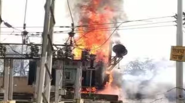 पीलीभीत में बीच बाजार में रखे ट्रांसफार्मर में लगी आग, तार भी जले, घंटों से नहीं आ रही लाइट