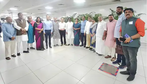 जमीनी हालात का जायजा लेने को I.N.D.I.A के 20 सांसद मणिपुर रवाना