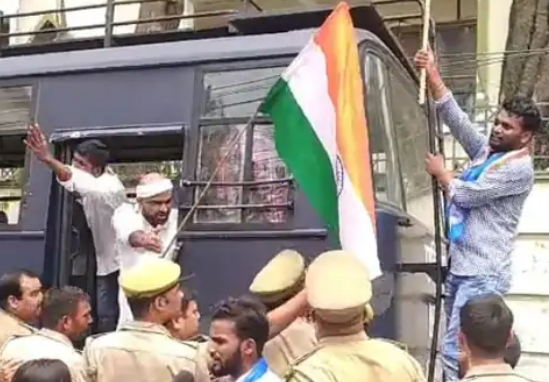 राहुल गांधी की सदस्यता बहाल करने की मांग को लेकर कांग्रेस कार्यकर्ताओं ने लखनऊ में किया प्रदर्शन
